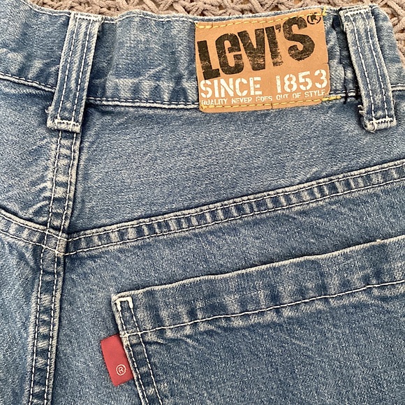 Levi’s Workwear • Raw Hem Distressed Mid-Wash Jean Shorts 🤍 - Picture 3 of 9